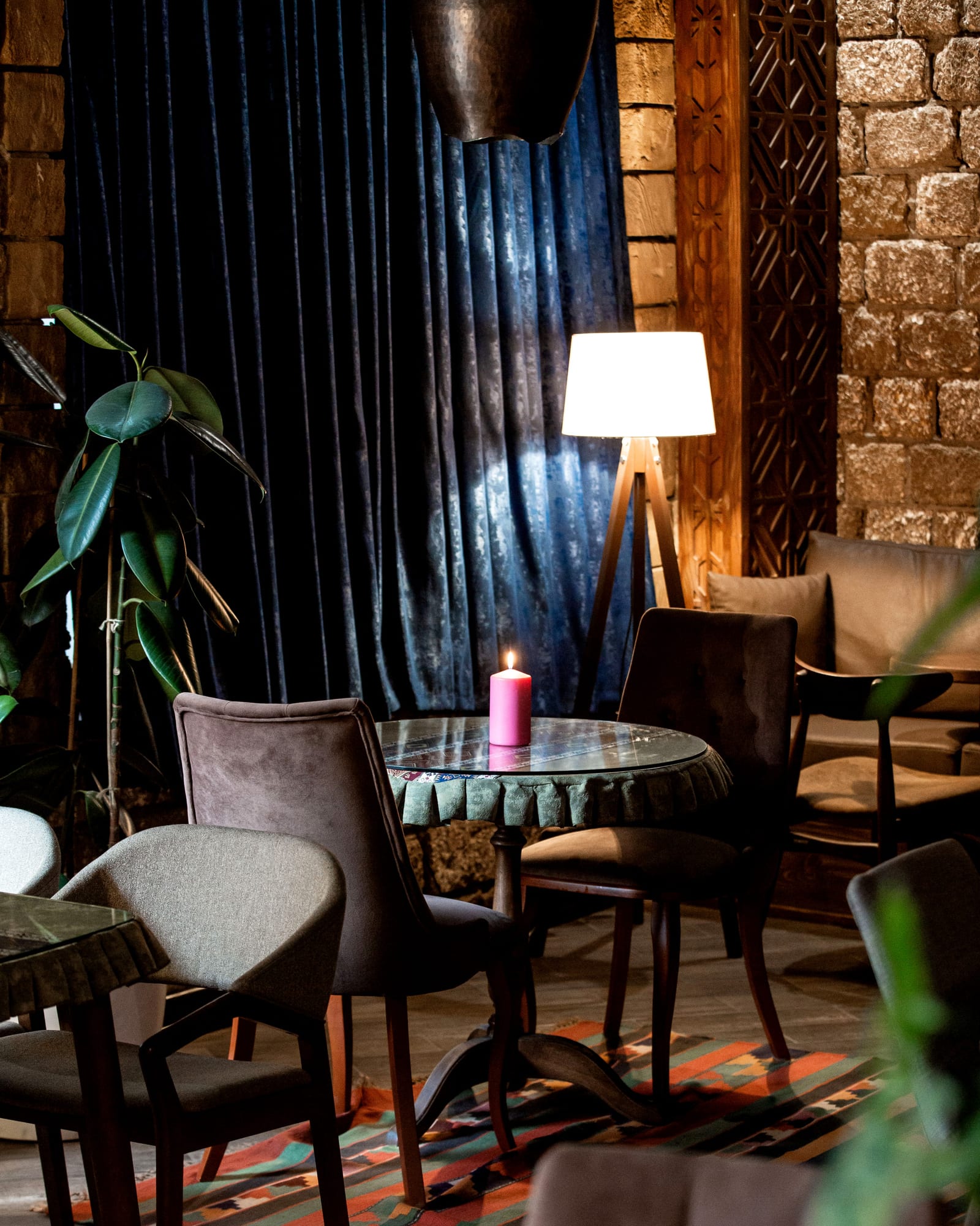 Mesa com vela acesa em ambiente de restaurante à noite